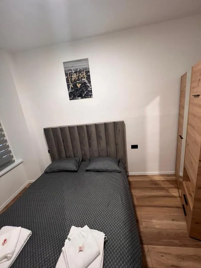 Fiume La Guardia Apartment