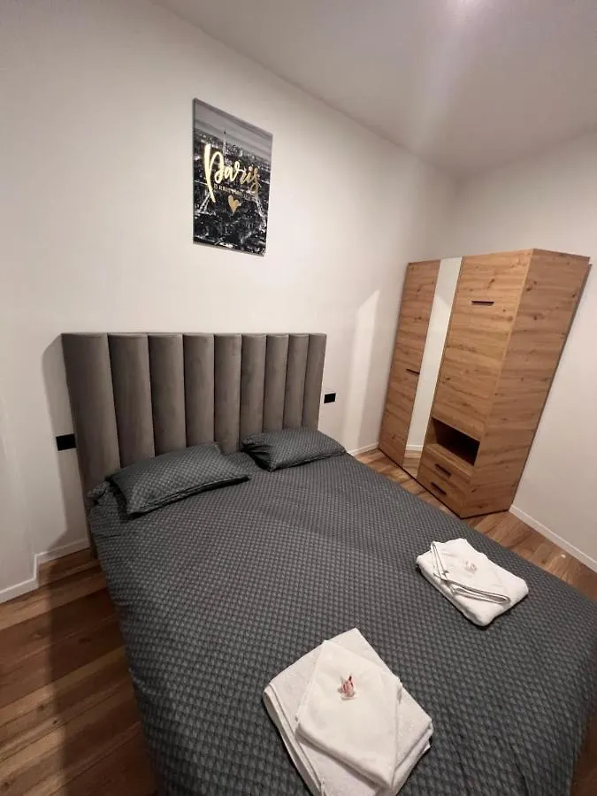 Fiume La Guardia Apartment