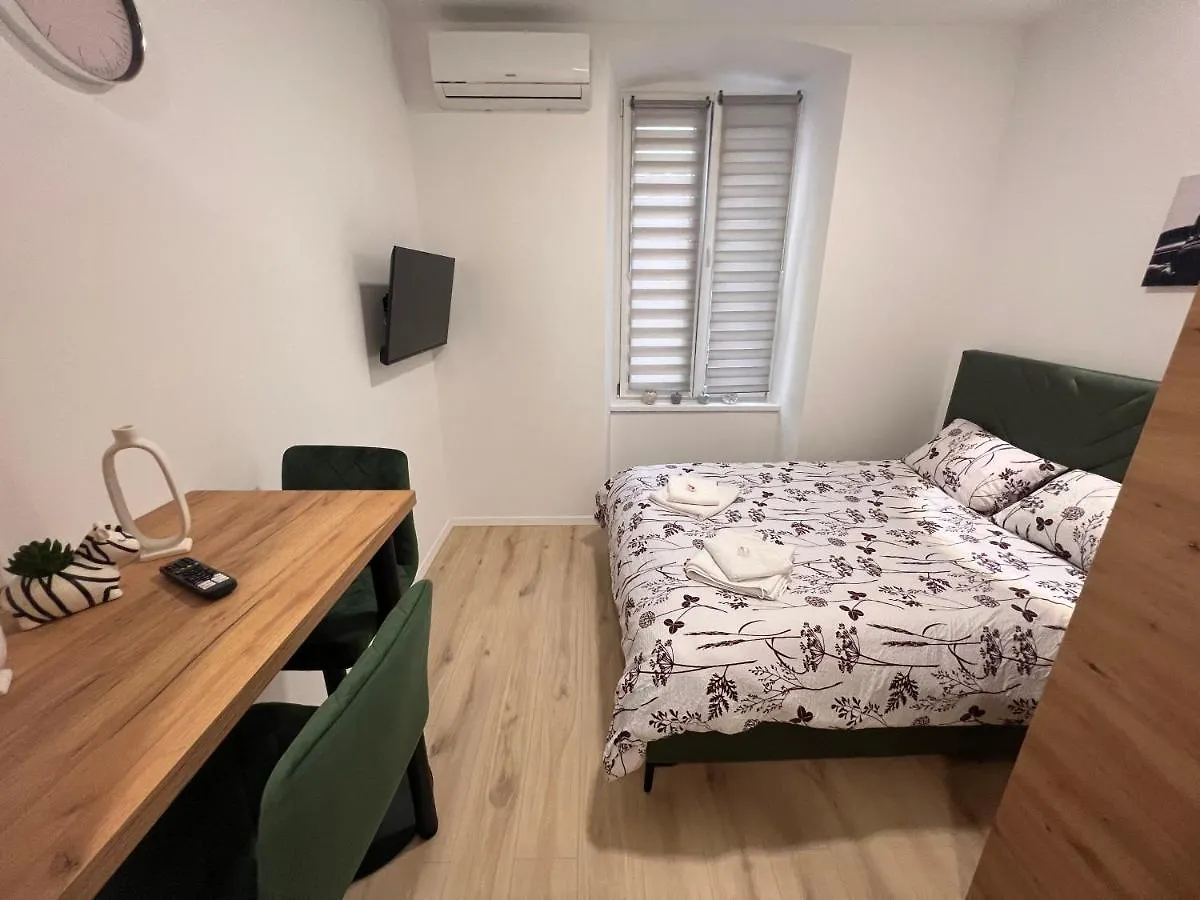Fiume La Guardia Apartment