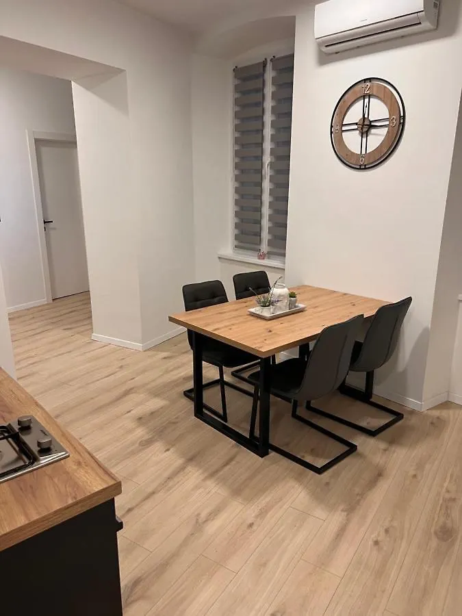 Fiume La Guardia Apartment